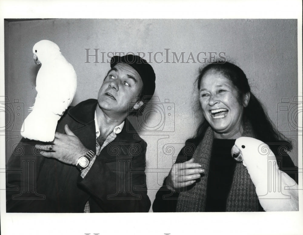 1981 Press Photo Peter Michael Goetz, Colleen Dewburst And A Cockatoo