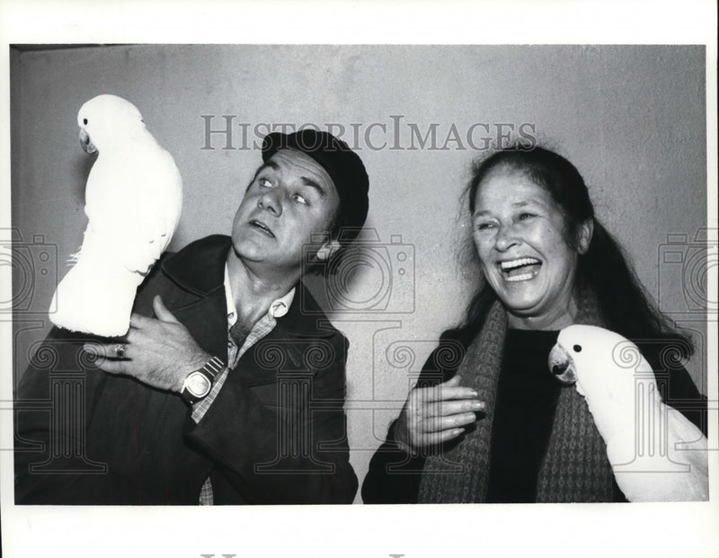 Load image into Gallery viewer, 1981 Press Photo Peter Michael Goetz, Colleen Dewburst And A Cockatoo
