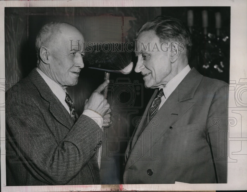 1944 Press Photo William Gallagher Having A Conversation With George Strachan