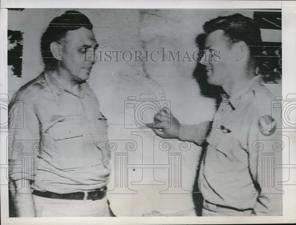 1943 Press Photo Raymond Clapper,Scripps Howard Correspondent and Maj.B.Whitmore- Historic Images
