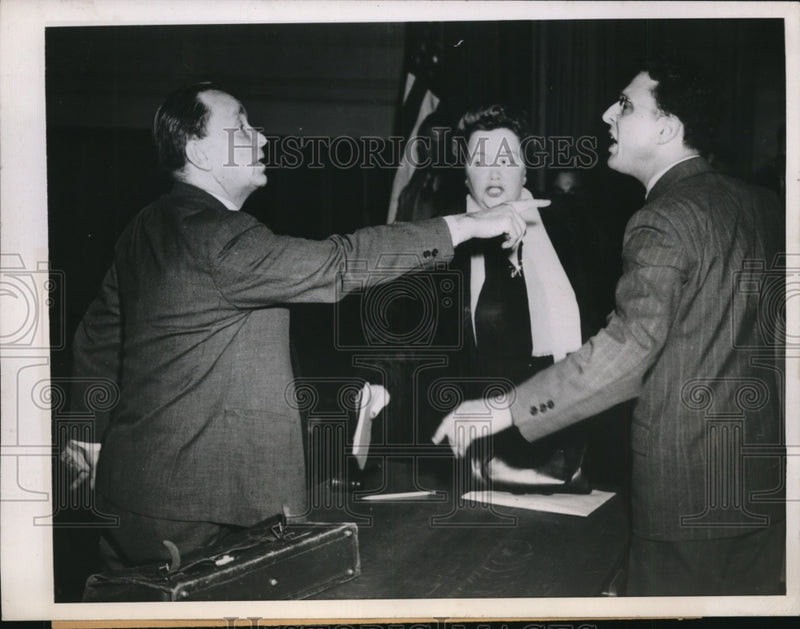 Load image into Gallery viewer, 1946 Press Photo Gustave Braun, School Committee point finger to Thomas McGee
