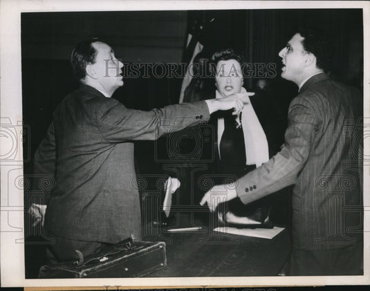 1946 Press Photo Gustave Braun, School Committee point finger to Thomas McGee
