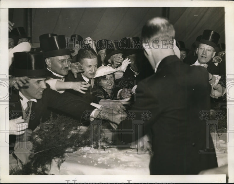 Load image into Gallery viewer, 1939 Press Photo Crowds scramble to get piece of King's Birthday Cake
