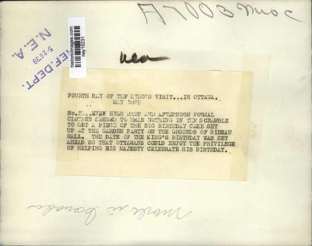 1939 Press Photo Crowds scramble to get piece of King's Birthday Cake