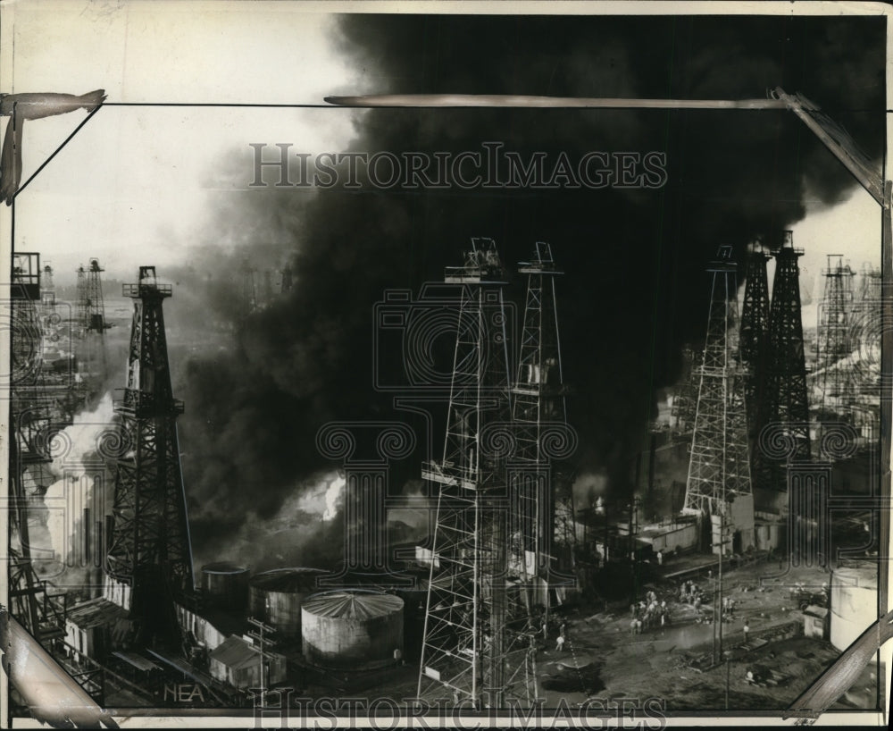 1929 Press Photo Oil Fire at Santa Fe Springs Field, New Mexico - ney15312