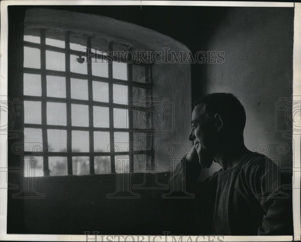1957 Press Photo Egypt Tourah Prison Inmate James Swinburn in Cell - ney15348