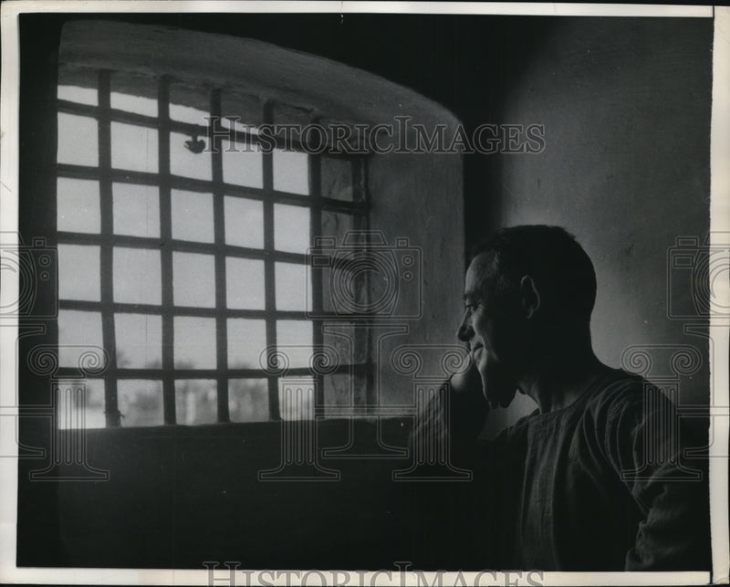 Load image into Gallery viewer, 1957 Press Photo Egypt Tourah Prison Inmate James Swinburn in Cell - ney15348
