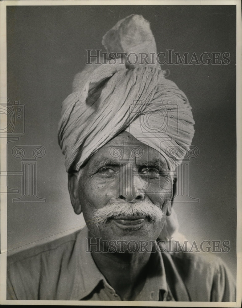 Load image into Gallery viewer, 1960 Press Photo Man from New Dehli Wearing Turban - ney15387

