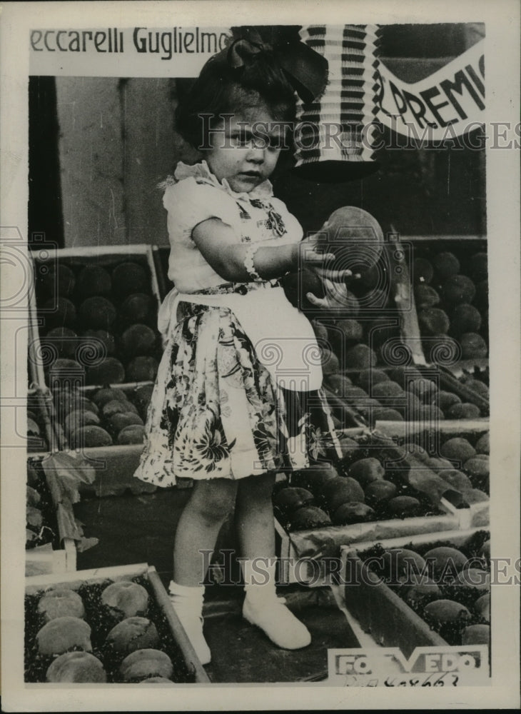 1937 Press Photo Little Peasant Girl Selling Peaches at Italian Festival