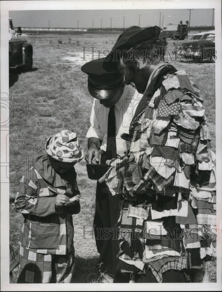 Press Photo Circus Clowns & Band Man - ney15506