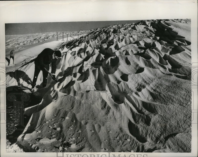Load image into Gallery viewer, 1955 Press Photo Dunes with Snow Near Oldham England - ney16084
