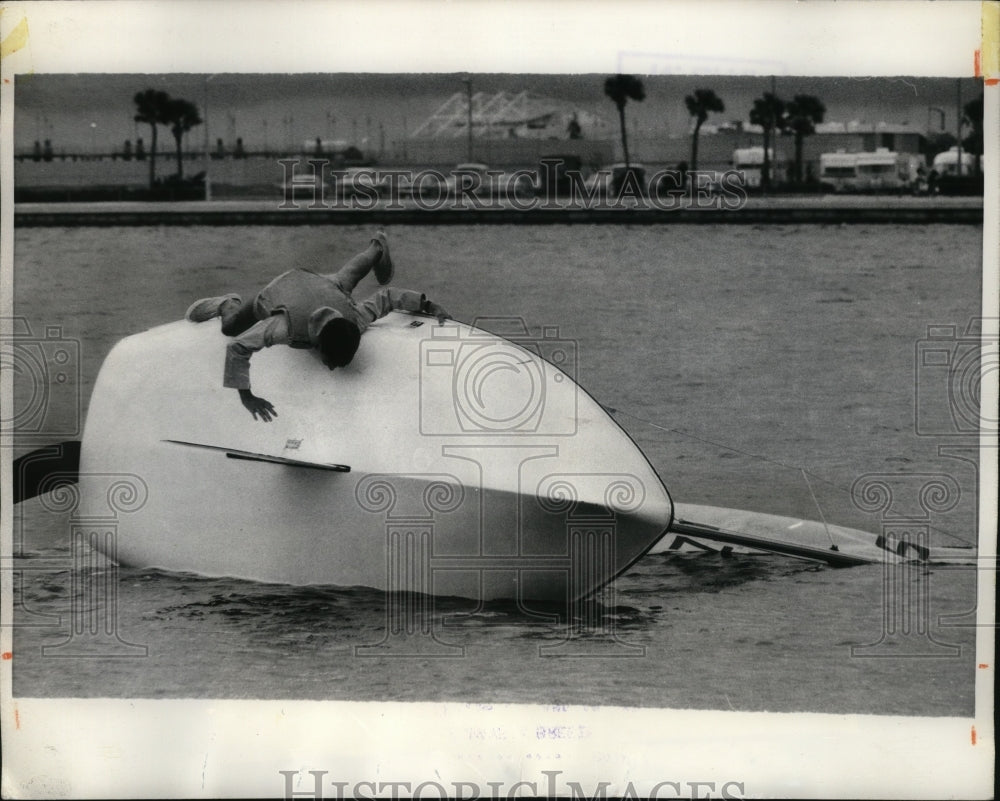 1972 Press Photo Ed Baird Trying to Right Overturned Sailboat, Florida- Historic Images