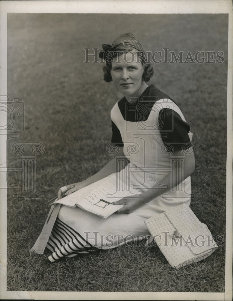 Load image into Gallery viewer, 1937 Press Photo Socialite E. Garder Primo at Fairfield County horse Show
