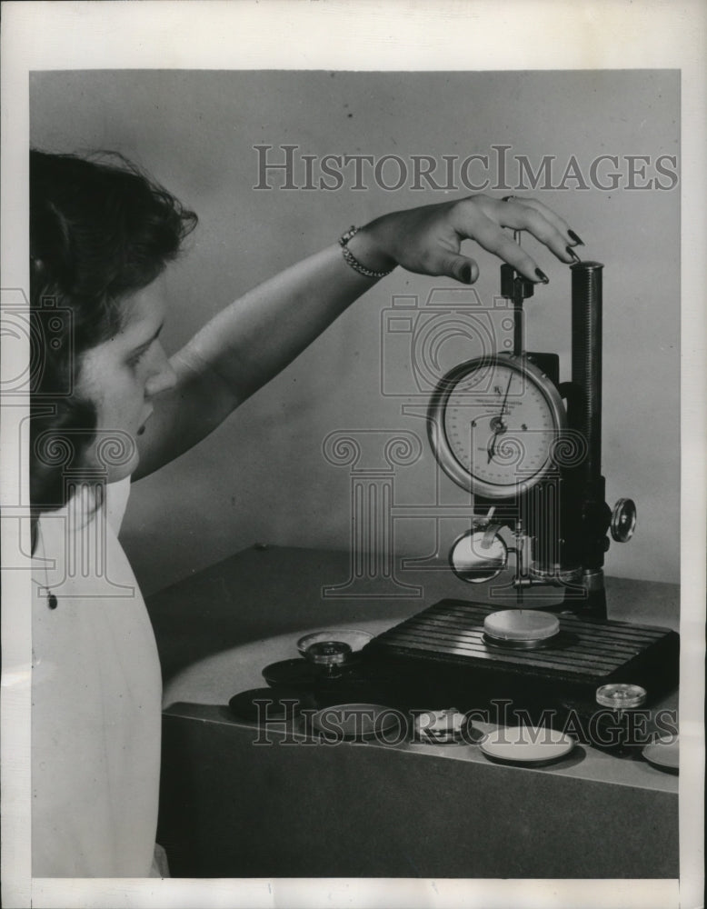 1947 Press Photo Dorothy Hill American Can Company Research Employee