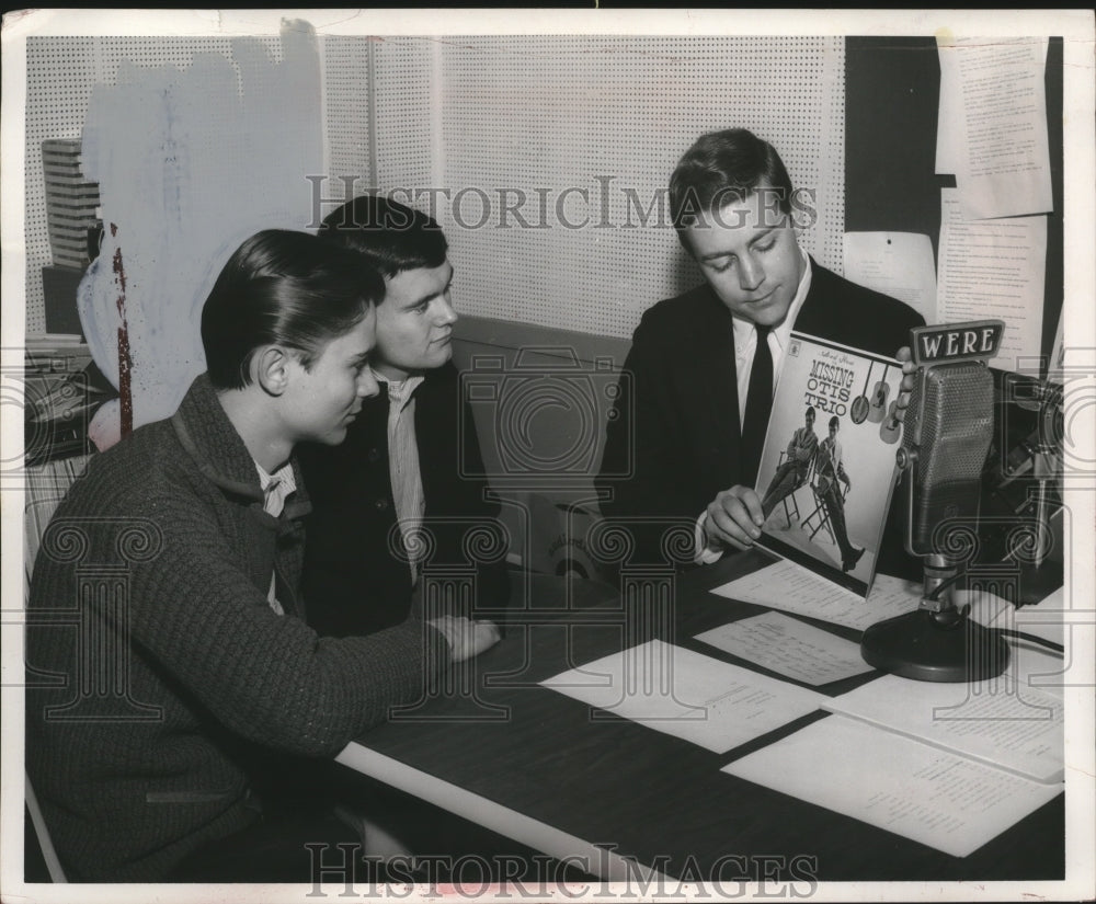 1963 Press Photo Randy Hall DJ Interview in Studio - ney16873