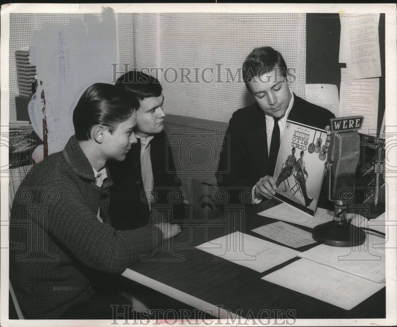 Load image into Gallery viewer, 1963 Press Photo Randy Hall DJ Interview in Studio - ney16873
