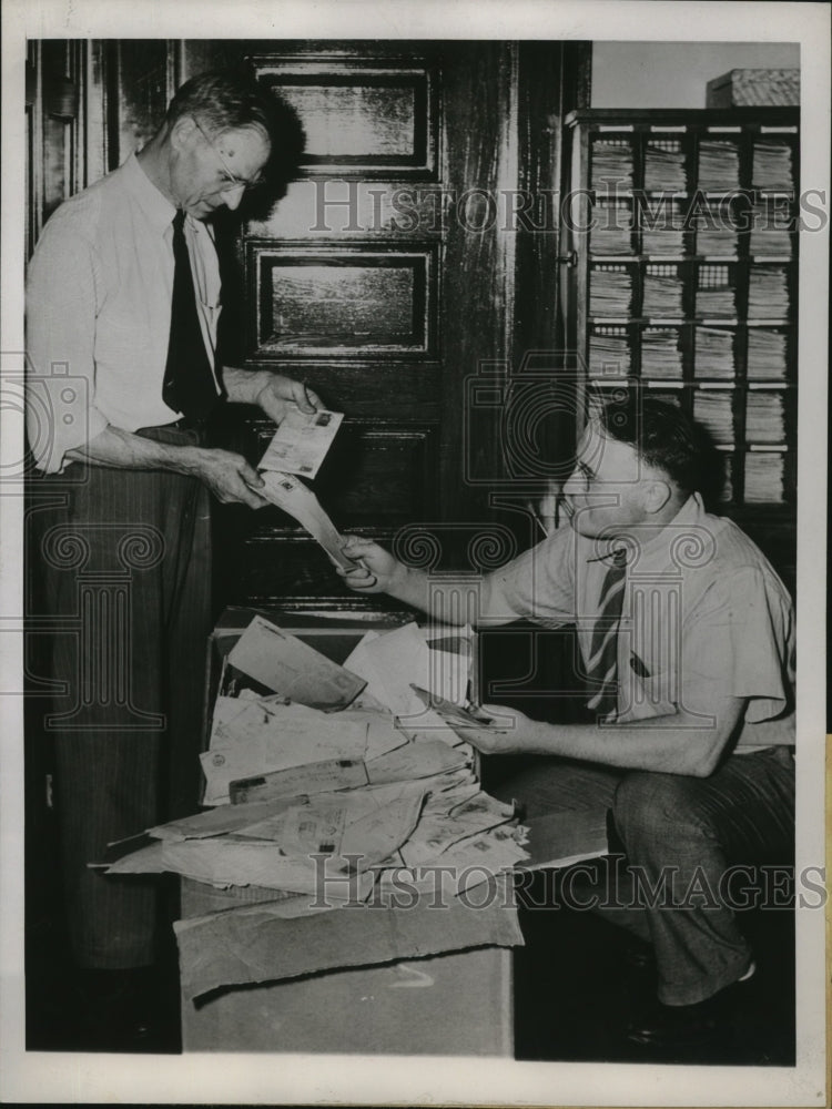 1945 Press Photo Asst Postmaster George Smith & Lloyd Duffy Post Office Clerk