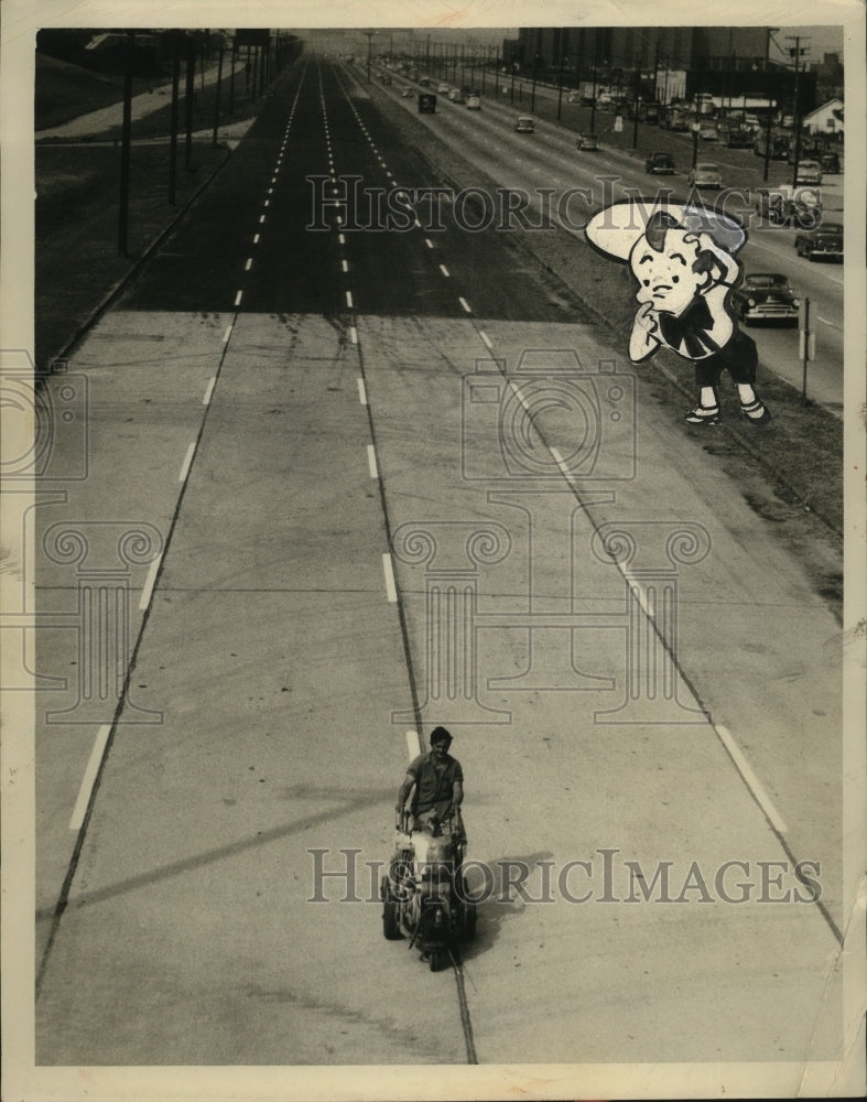 Load image into Gallery viewer, 1954 Press Photo Norwood Bartunek Police Traffic Sign Division on Shoreway
