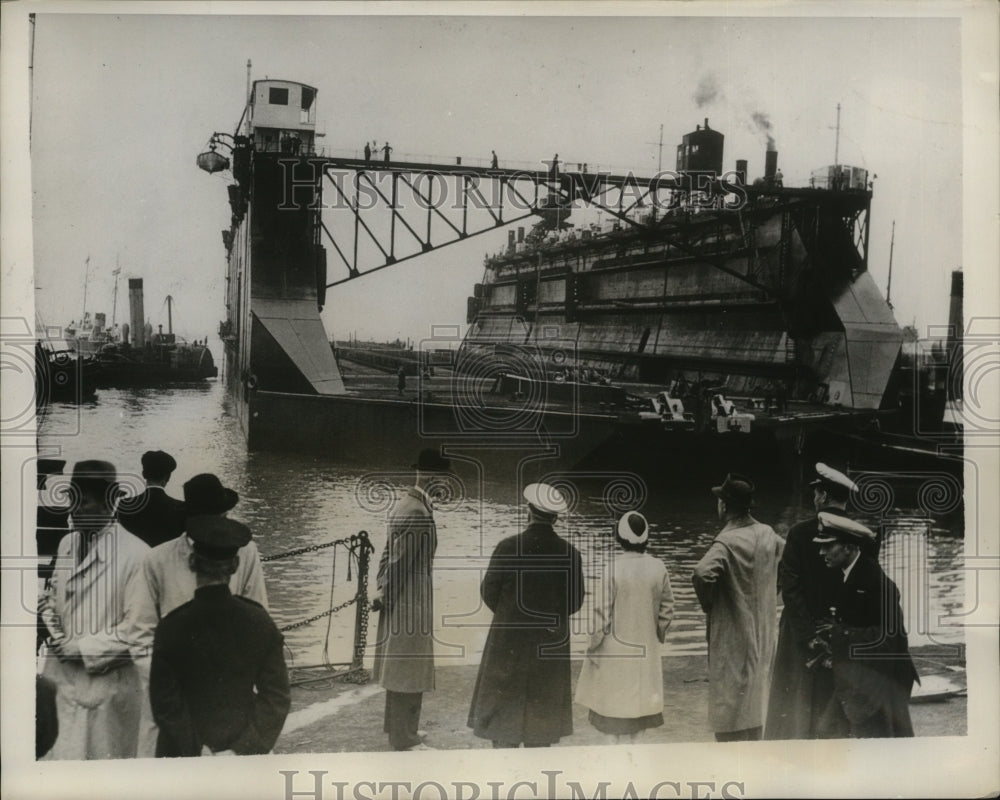 1939 Press Photo Huge Floating Dock Towed from Portsmouth Harbor to Alexandria
