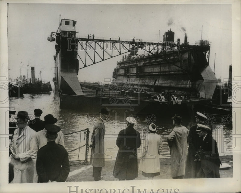 Load image into Gallery viewer, 1939 Press Photo Huge Floating Dock Towed from Portsmouth Harbor to Alexandria
