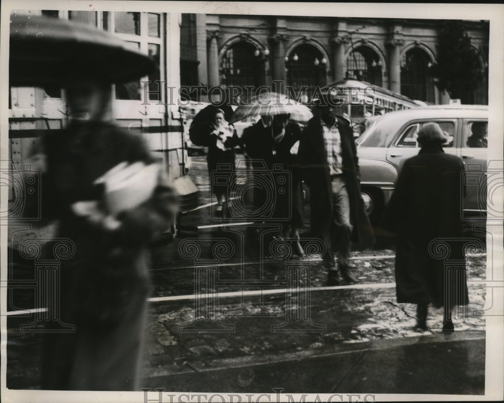 1951 Press Photo Rainy Weather on Busy Ohio Street - ney17553