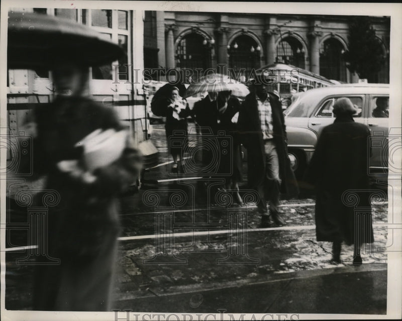 Load image into Gallery viewer, 1951 Press Photo Rainy Weather on Busy Ohio Street - ney17553
