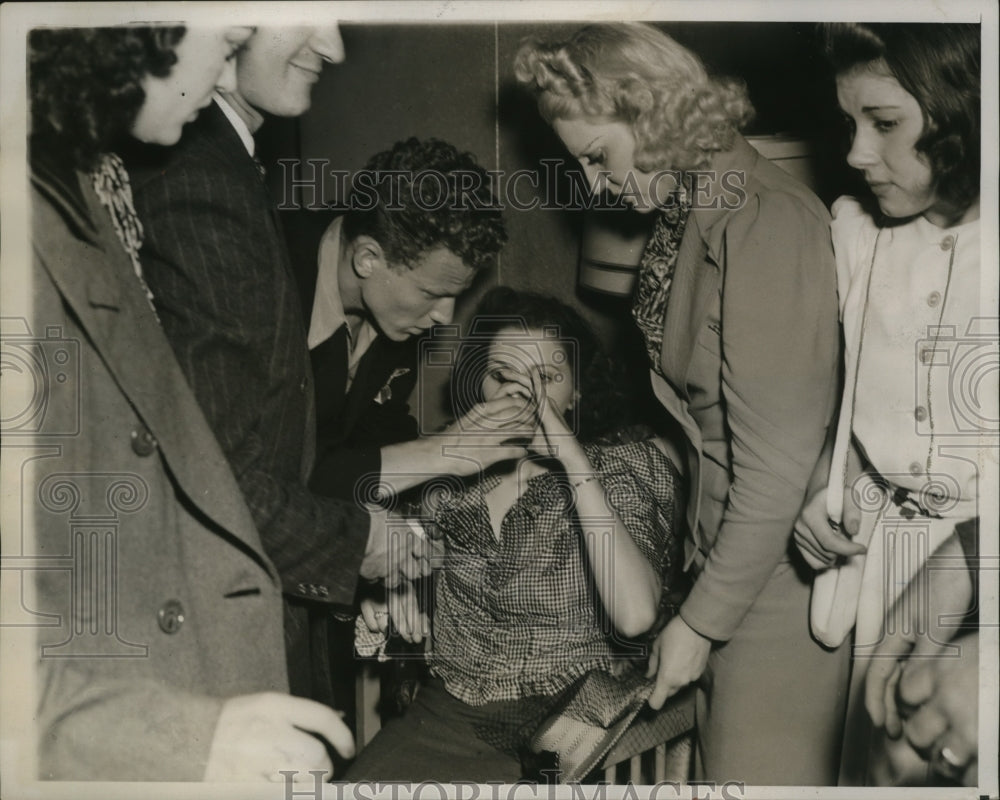 1939 Press Photo Actress Who Fainted at American Federation of Actors Meeting- Historic Images