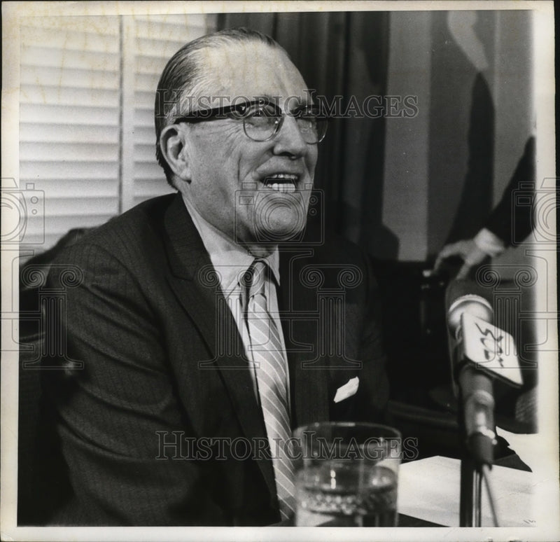 Load image into Gallery viewer, 1969 Press Photo Thomas W. Gleason Announces End of the 56-Day Dock Strikes
