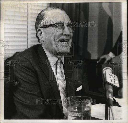 1969 Press Photo Thomas W. Gleason Announces End of the 56-Day Dock Strikes