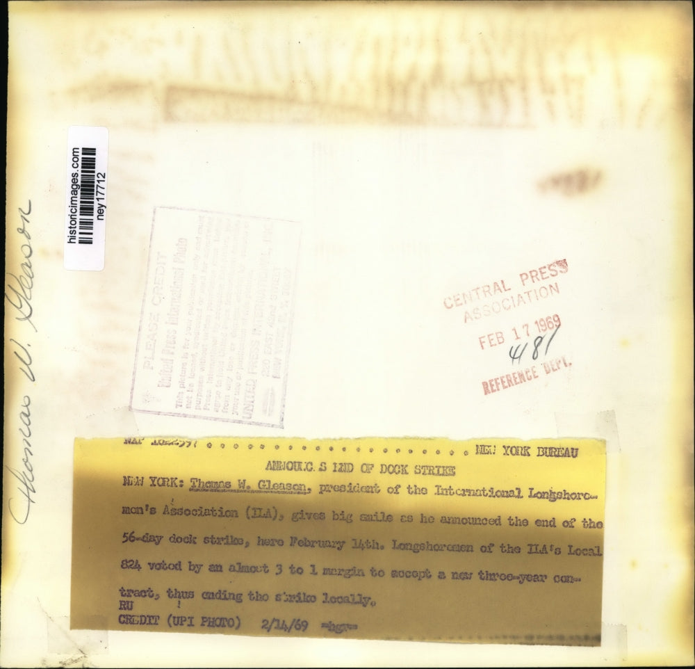 1969 Press Photo Thomas W. Gleason Announces End of the 56-Day Dock Strikes