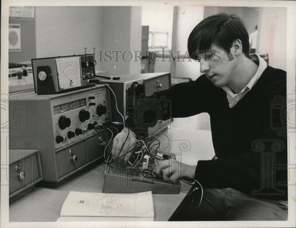 Press Photo John Mayher Electronics Student at Warrensville High - ney18095