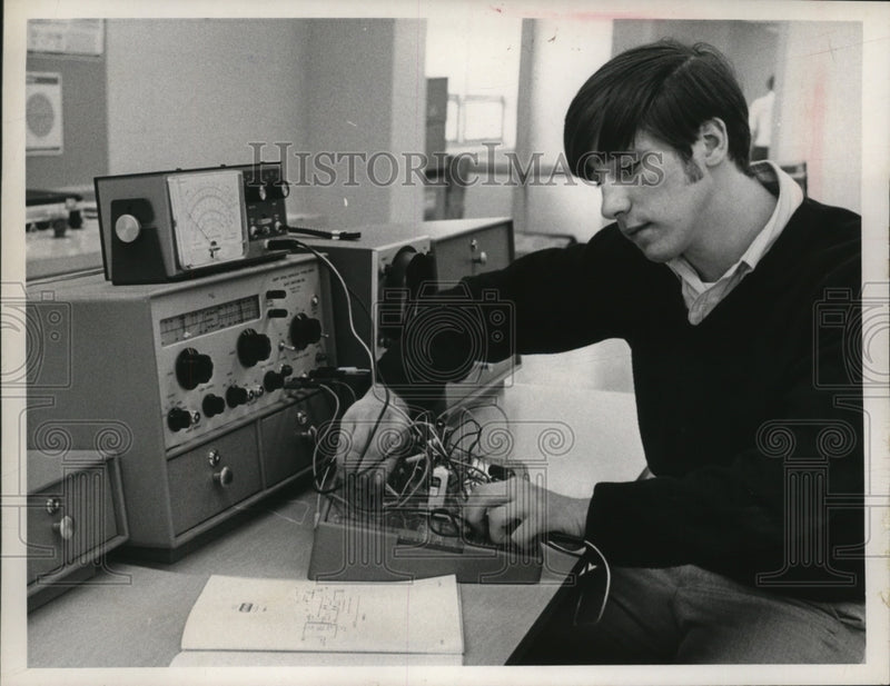 Load image into Gallery viewer, Press Photo John Mayher Electronics Student at Warrensville High - ney18095
