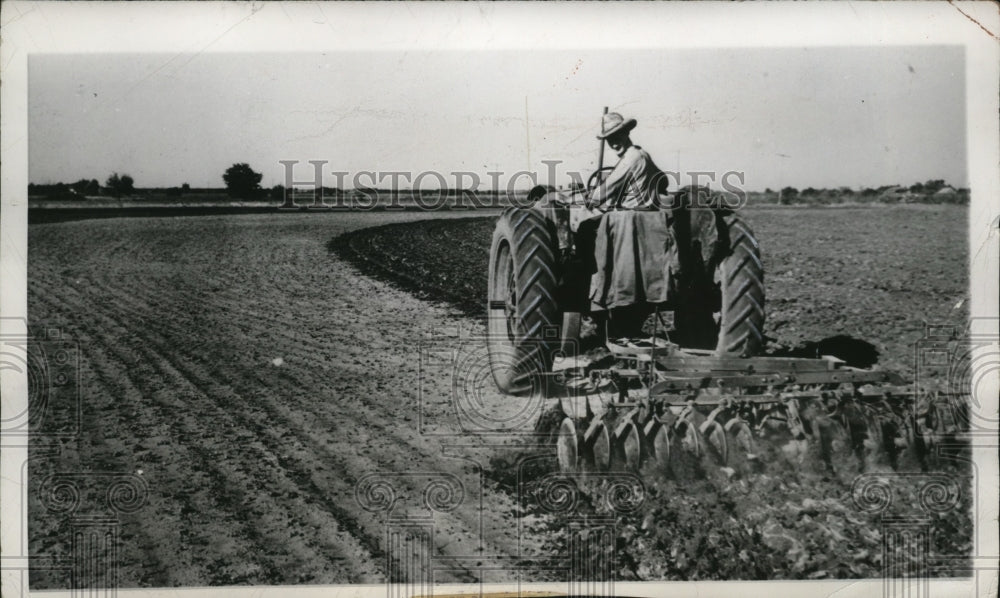 1950 Press Photo Raymond Leib on 35 Acre Farm Planting Wheat - ney18240