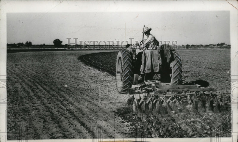 Load image into Gallery viewer, 1950 Press Photo Raymond Leib on 35 Acre Farm Planting Wheat - ney18240

