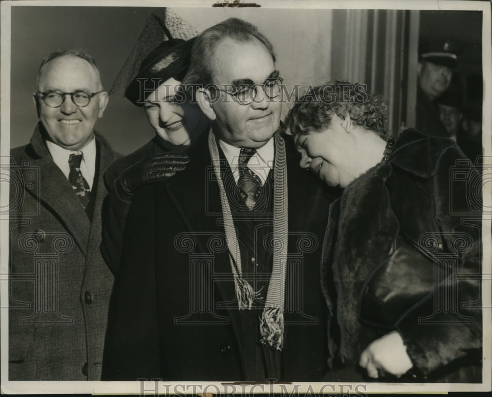 1939 Press Photo Tom Mooney Reunited with Family Leaving San Quentin Prison