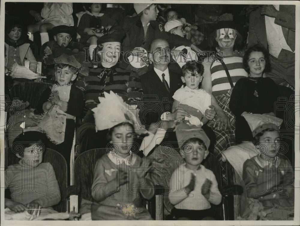 1938 Press Photo Children of Paris Police Force Members Attend Circus and Party