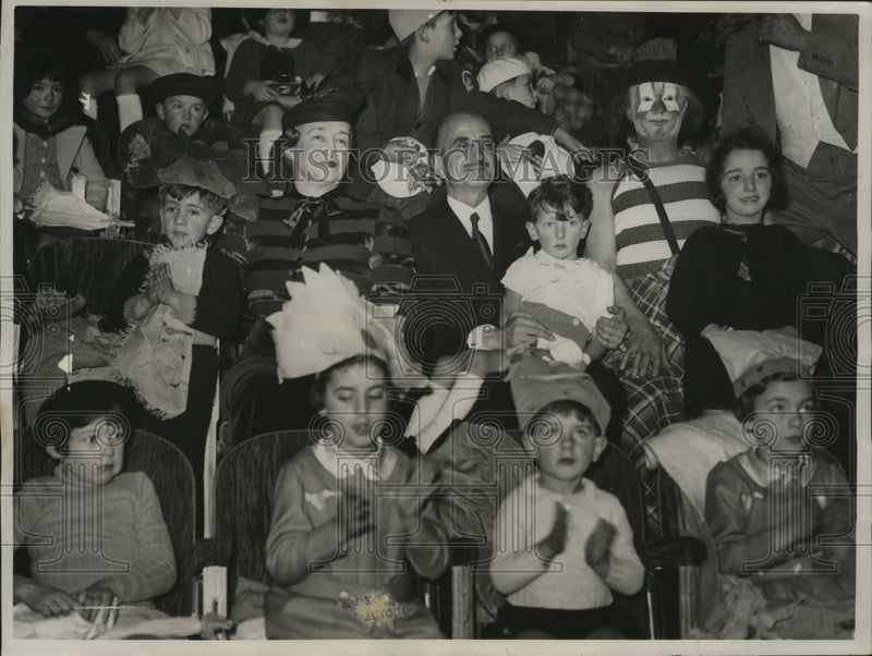 Load image into Gallery viewer, 1938 Press Photo Children of Paris Police Force Members Attend Circus and Party
