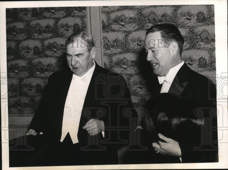 Load image into Gallery viewer, 1939 Press Photo Judge Harlan F. Stone &amp; Herbert R. O'Conner at Gridiron Dinner
