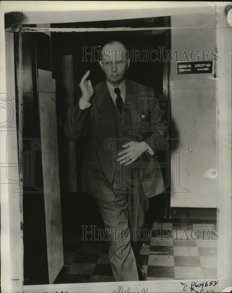 Load image into Gallery viewer, 1941 Press Photo German Consul Erich Windels in Philadelphia - ney19173
