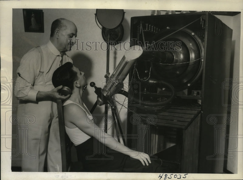 Load image into Gallery viewer, 1939 Press Photo Joseph D. Savoia Demonstrating Cancer-Curing "Health Machine"
