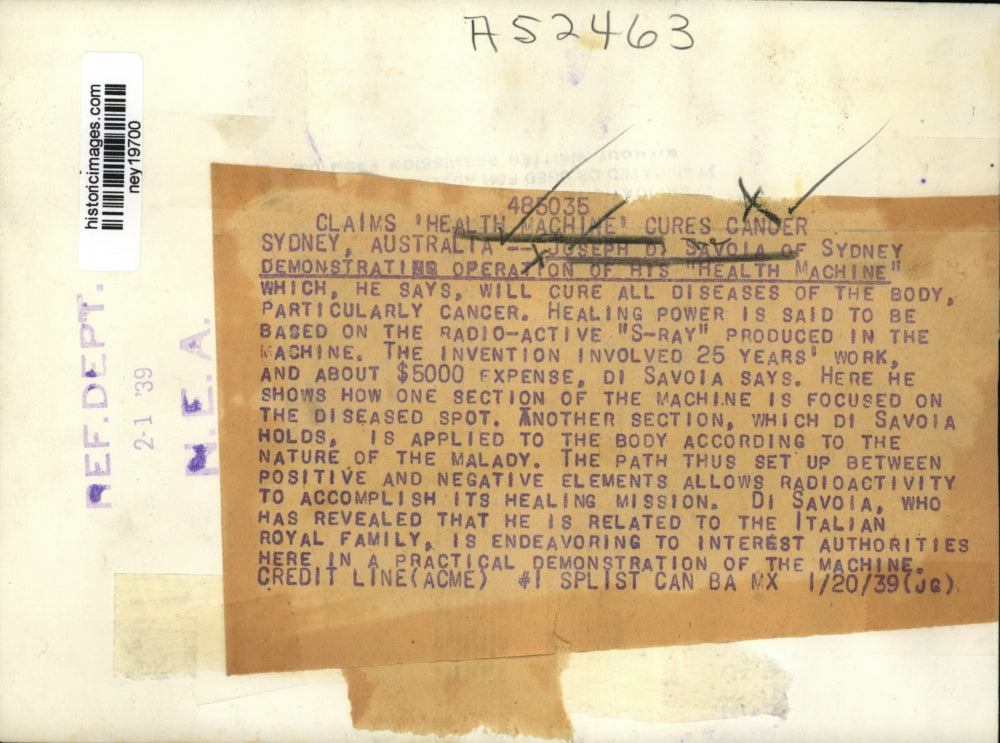 1939 Press Photo Joseph D. Savoia Demonstrating Cancer-Curing "Health Machine"