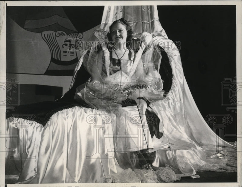 Load image into Gallery viewer, 1938 Press Photo Actress Alice George as Princess in "Sleeping Beauty" Play
