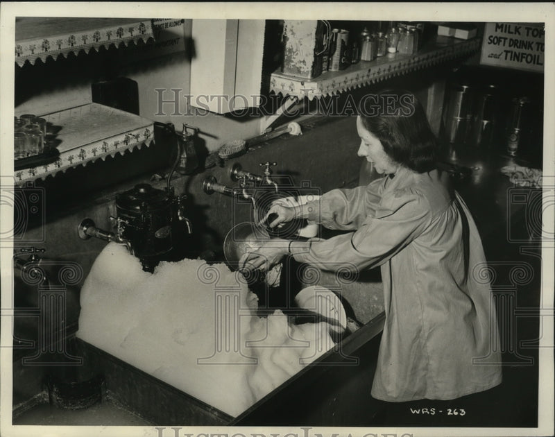 Load image into Gallery viewer, 1942 Press Photo Toronto Hospital Volunteer Worker Washing Dishes - ney19828
