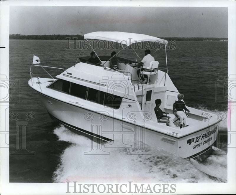 Load image into Gallery viewer, 1972 Press Photo Pacemaker 32' Sport Cruiser - ney20012
