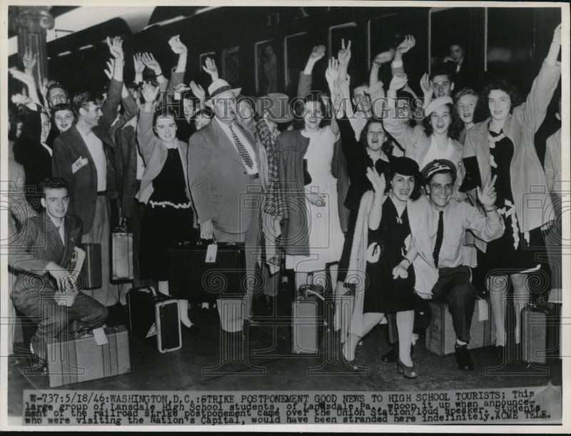 Load image into Gallery viewer, 1946 Press Photo Lansdale, Pennsylvania Students Celebrate Railroad Strike Delay
