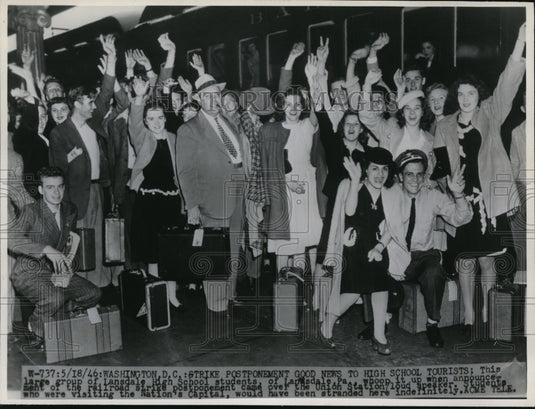 1946 Press Photo Lansdale, Pennsylvania Students Celebrate Railroad Strike Delay