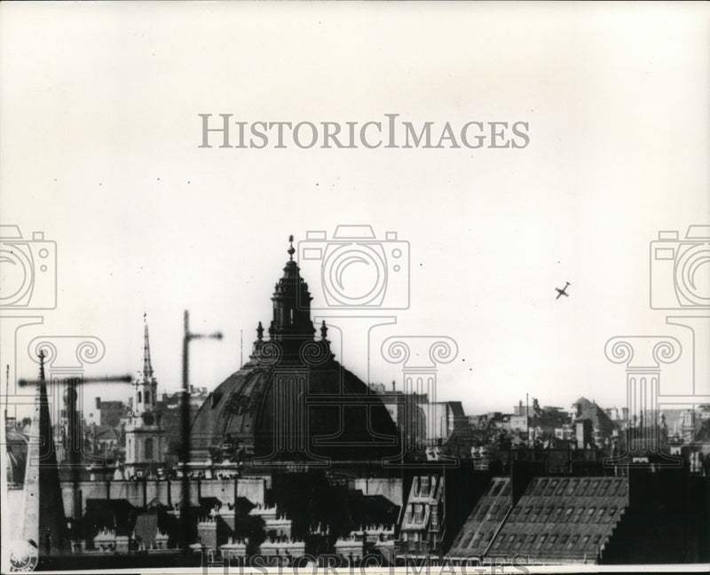 Load image into Gallery viewer, 1965 Press Photo Nazi "Robot Plane" Flying over London - ney20102
