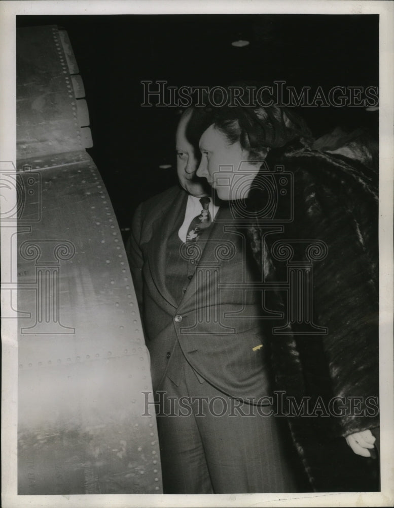1944 Press Photo Princess Juliana Louise Wilhelmina Viewing Superfortress Plane