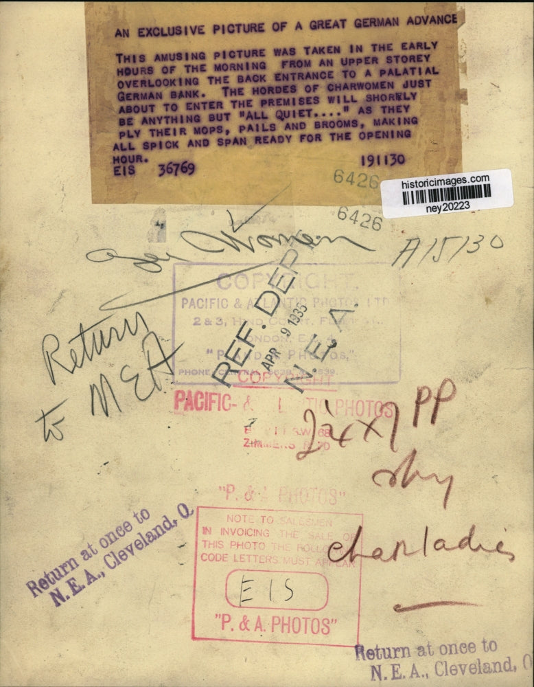 1935 Press Photo Janitorial Workers Waiting to Enter Palatial German Bank