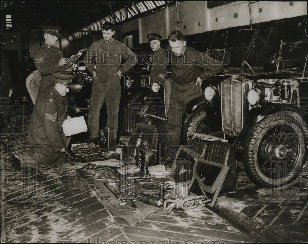 1934 Press Photo Aldershot First Division Royal Corps Examine Equipment